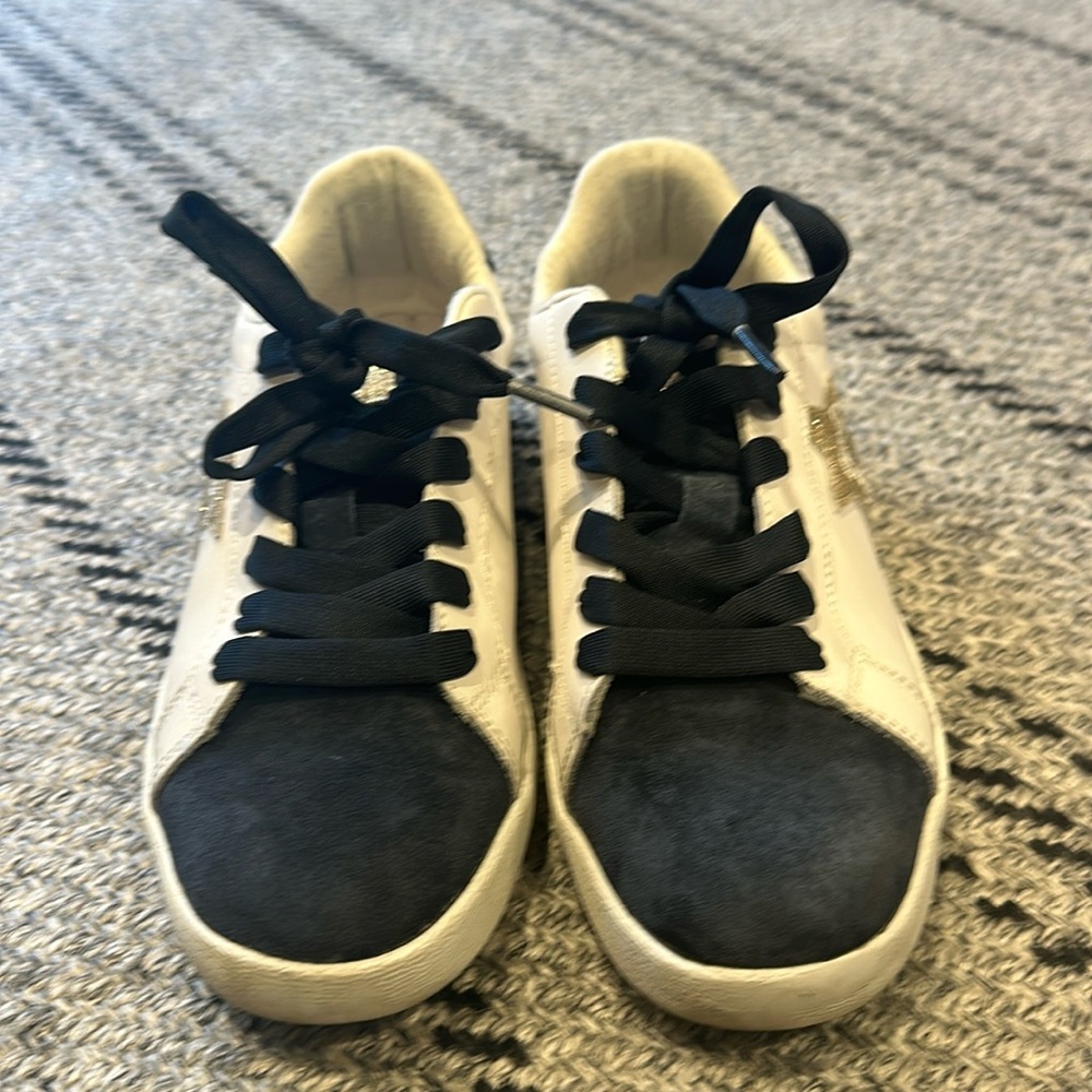 Cute sneakers in great condition. Super comfortable. 💙